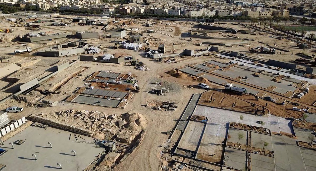 SaudiProject's tweet photo. تتقدم الأعمال الإنشائية في #حديقة_الجزيرة إحدى الحدائق الكبرى في شرق العاصمة، والممتدة على مساحة تتجاوز 147 ألف متر مربع، لتضم مساحات خضراء ومرافق رياضية وترفيهية ومسارات للمشاة https://t.co/Wq2phkvS8x