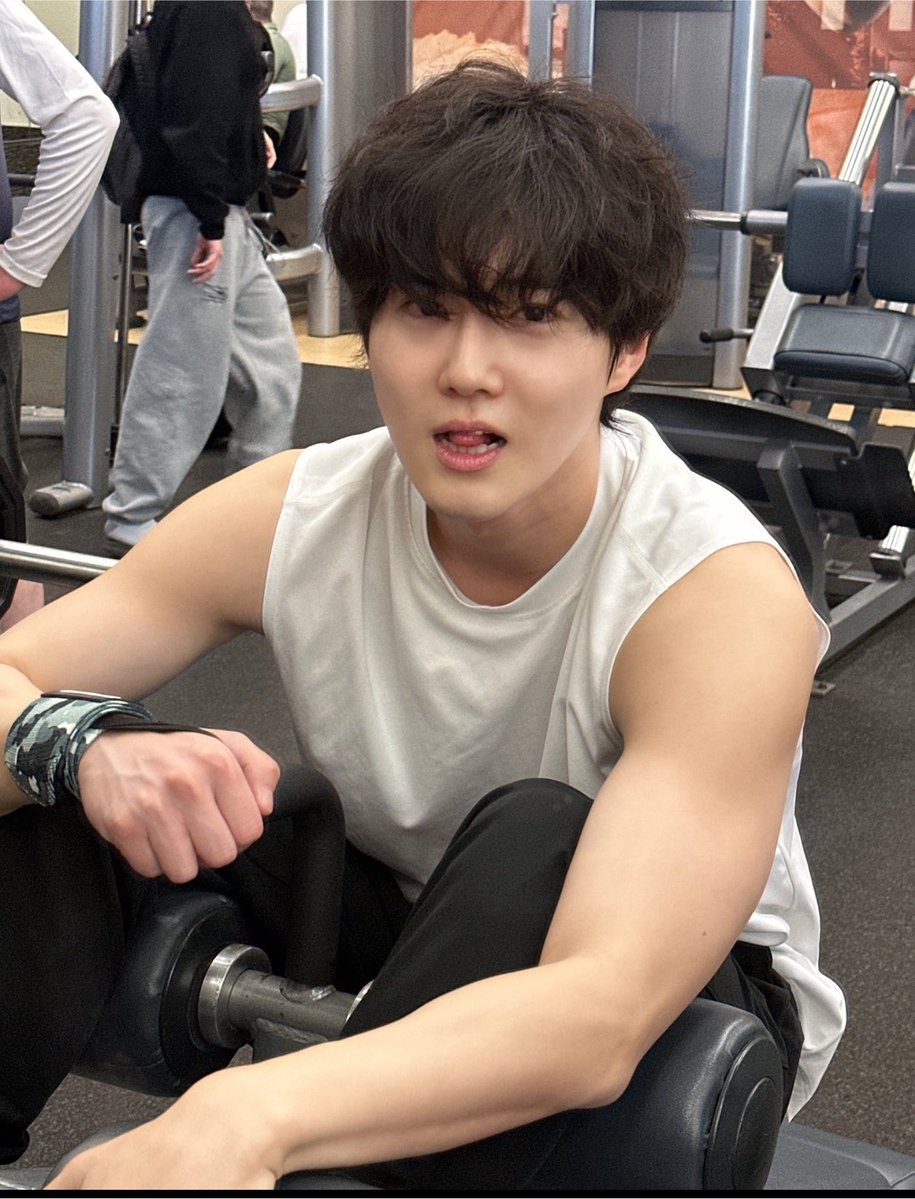 SUHOpixel's tweet photo. 💪✨ #수호 #SUHO @weareoneEXO https://t.co/c8AsP0JMma