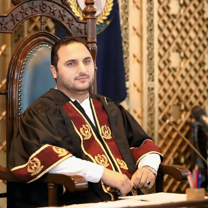 MeFaheem's tweet photo. 79 سال میں پہلی مرتبہ
پشاور کے دیہی علاقوں میں لڑکیوں کیلئے ڈگری کالج قائم
پشاور کے علاقے متنی میں لڑکیوں کیلئے اپنی نوعیت کا پہلا ڈگری کالج قائم کردیا گیا جس میں داخلوں کا آغاز کردیا گیا ہے
رکن صوبائی اسمبلی اور ڈیڈک چیئرمین شیر علی آفریدی کو اس بات کا کریڈٹ جاتا ہے کہ انہوں نے اس کالج کے قیام اور اب اس میں داخلہ تک ہر قدم پر اس مسئلے کو اجاگر کیا
پشاور کے دیہی علاقے جنہیں ماضی میں ٹائون فور کہا جاتا تھا جو ضلع کے 55 فیصد اراضی پر مشتمل ہیں وہاں اس کالج سے قبل لڑکیوں کیلئے ایک بھی ڈگری کالج نہیں تھا
یہ پہلا ڈگری کالج ہے جہاں طالبات اعلی تعلیم حاصل کرسکیں گی
شیر علی آفریدی کا یہ اقدام پشاور کے دیہی علاقوں میں پڑھی لکھی مائوں کو فروغ دے گا جو ہمیں پڑھی لکھی نسل دیں گی