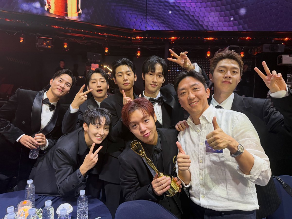 100starsJH's tweet photo. 260809 취사병 감독님 인스타

“어찌보면 이 드라마의 시작이자 끝인.. 강성재역의 박지훈 배우 그대가 없었으면 절대로 완성 할 수 없는 작품이다.”

청룡 사진 풀어주신거 너무 감사하고 지훈한테 해주신 말도 정말 감동되..🥺🫰 #박지훈 https://t.co/BHnXKrTUTr