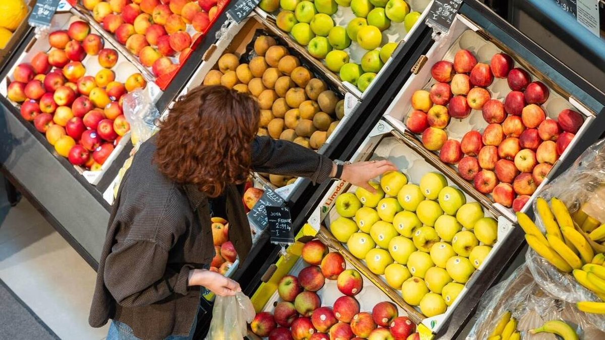 jon_delorraine's tweet photo. 🔴🇫🇷 ALERTE INFO - Les prix des légumes ont augmenté de 10 % en un an.

Les tomates flambent de 30 %, les haricots verts de 25 %.

Depuis 2015, les prix des légumes ont bondi de 62 %, contre 21 % pour l’inflation générale.

(BFMTV / Familles Rurales) https://t.co/RloQizB8fo
