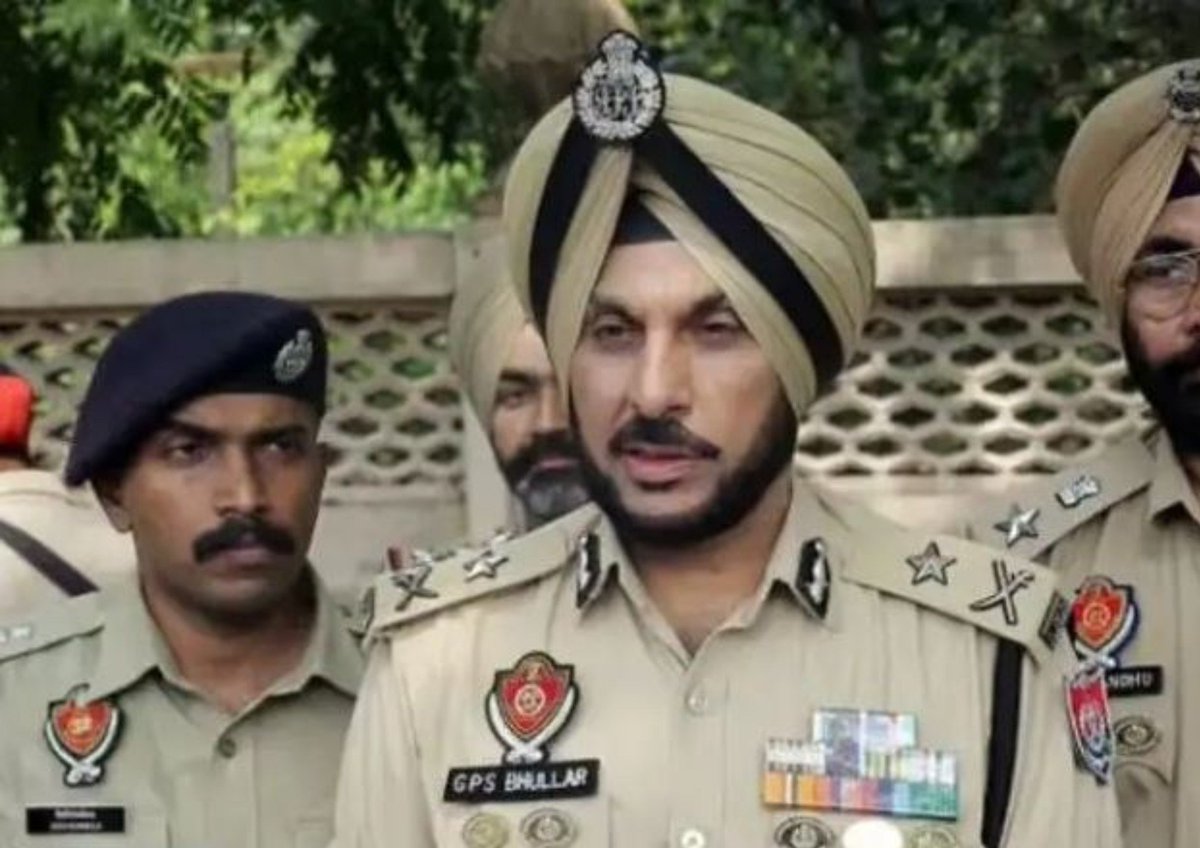 epanchjanya's tweet photo. केजरीवाल के पेट्रोल बम की साज़िश नाकाम करने पर अमृतसर पुलिस कमिश्नर को हटाया गया: बीजेपी

बीजेपी नेता रवनीत सिंह बिट्टू ने आरोप लगाया है कि अमृतसर के पुलिस कमिश्नर गुरप्रीत सिंह को इसलिए हटाया गया क्योंकि उन्होंने 'आप' के संयोजक अरविंद केजरीवाल की पेट्रोल बम वाली साज़िश नाकाम कर दी।

बकौल बिट्टू, केजरीवाल जंतर-मंतर पर पेट्रोल बम फिंकवाने वाले थे। बिट्टू ने कहा कि अगर पंजाब में बीजेपी सत्ता में आई तो इसकी जांच कराएगी।