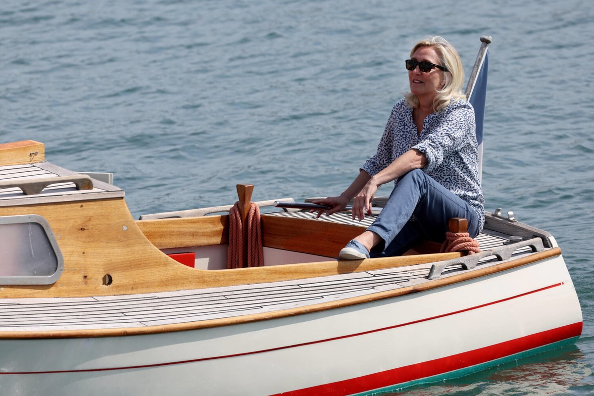 le_Parisien's tweet photo. «La jeunesse emmerde le Front national» : Marine Le Pen conspuée pendant ses vacances en Bretagne
➡️ https://t.co/kFVF2qmzY9 https://t.co/3aoNCDrJCw