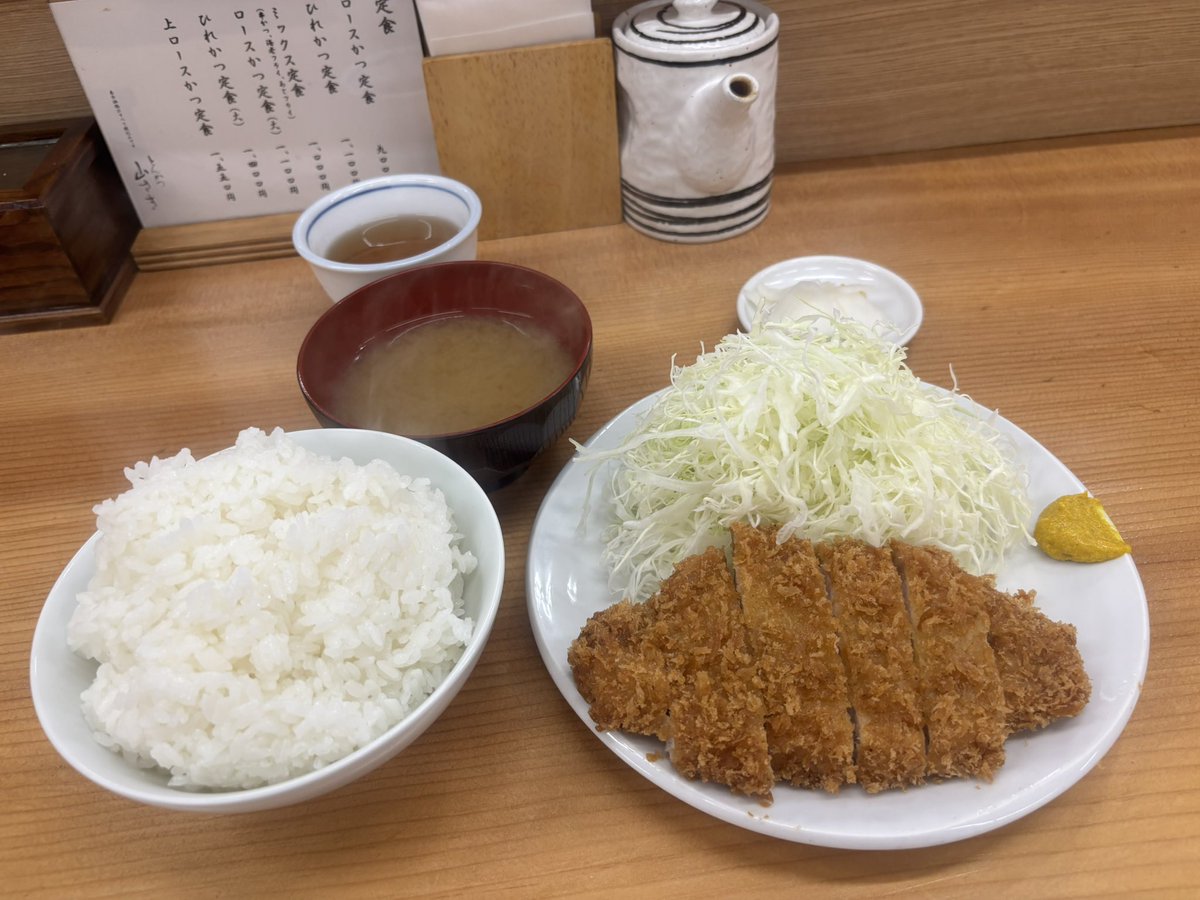 yowamimi's tweet photo. 東京で900円でロースかつ定食を食べることができるとは https://t.co/PeJfSyC5MV