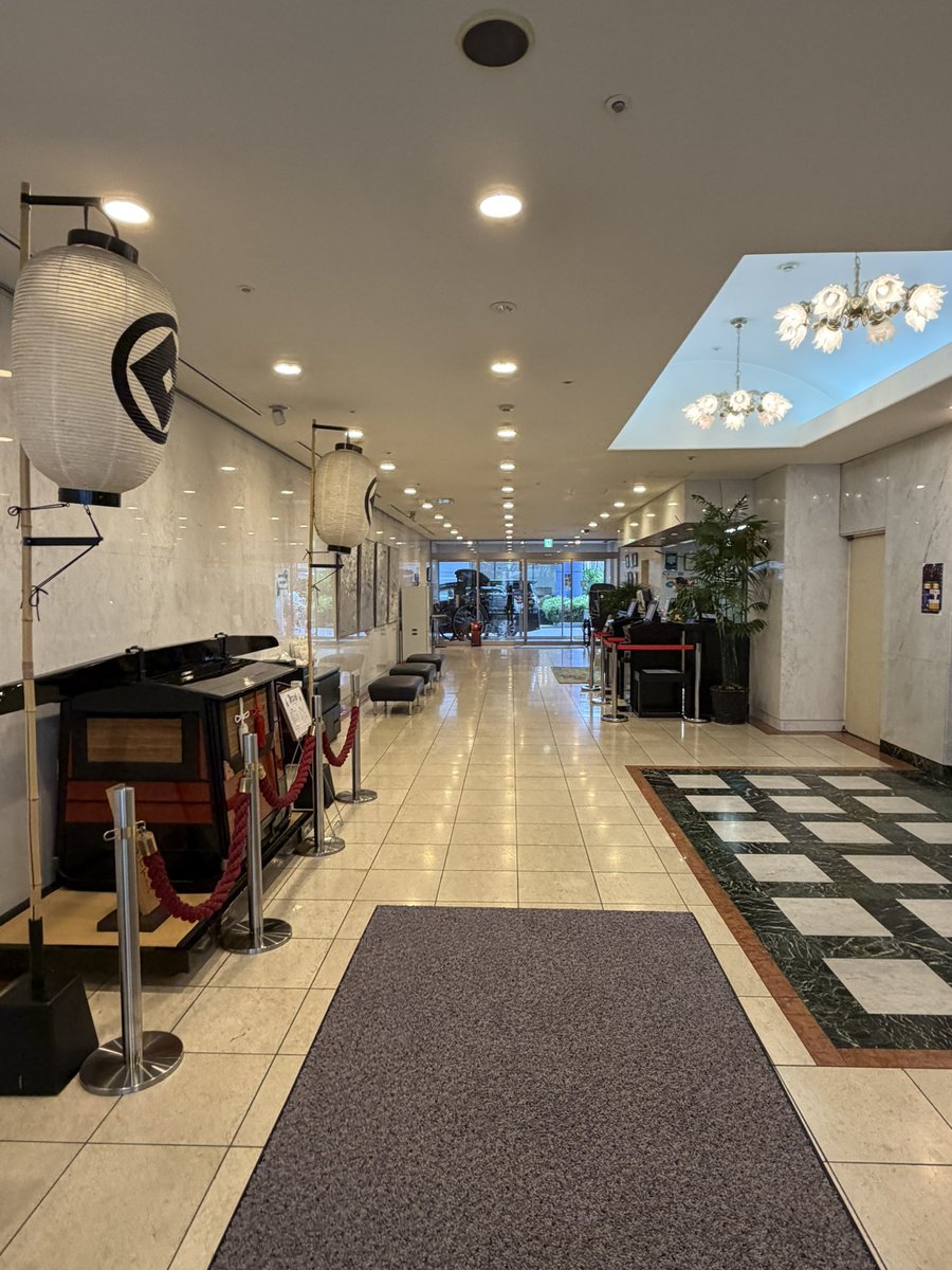 tadanowanwan's tweet photo. 東京に残る、昔ながらの独立系ビジネスホテルのロビー。
日によっては1万円以下で泊まれる時もそこそこあり、それぞれに個性と時代の面影がある。客室も古さこそあれ、宿泊にはまったく問題ない。
こうしたビジネスホテルは、もっと見直されてほしい。 https://t.co/eQ6WZS5YJd