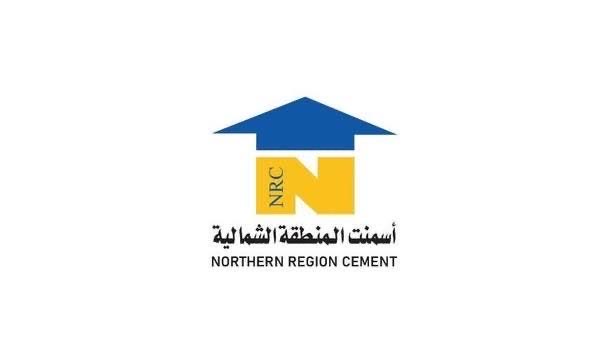 mohammad_fx's tweet photo. 🏭 أسمنت الشمالية.. نمو قوي في المبيعات يرفع الأرباح 47%

أعلنت أسمنت المنطقة الشمالية نتائج إيجابية للربع الثاني 2026، مدعومة بشكل رئيسي بارتفاع كميات المبيعات مع بدء العمليات التشغيلية لاستثمارات خارجية.

📊 نتائج الربع الثاني 2026:

🟢 الإيرادات: 248.37 مليون ريال بارتفاع 37.4%
🟢 إجمالي الدخل: 57.27 مليون ريال بارتفاع 4.4%
🟢 دخل العمليات: 38.25 مليون ريال بارتفاع 19.1%
🟢 صافي الربح: 19.41 مليون ريال مقابل 13.19 مليون، بارتفاع 47.2%
🟢 ربح السهم: 0.11 ريال مقابل 0.07 ريال.

📊 نتائج النصف الأول 2026:

🟢 الإيرادات: 424.22 مليون ريال بارتفاع 30.2%
🟢 إجمالي الدخل: 102.46 مليون ريال بارتفاع 0.8%
🟢 دخل العمليات: 66.56 مليون ريال بارتفاع 12.3%
🟢 صافي الربح: 31.09 مليون ريال مقابل 21.01 مليون، بارتفاع 48%
🟢 ربح السهم: 0.17 ريال مقابل 0.12 ريال.

🔍 ماذا تقول الأرقام؟

الإيجابي الواضح هو قوة نمو المبيعات؛ فإيرادات الربع ارتفعت 37% وصافي الربح ارتفع 47%.

لكن هناك نقطة تستحق الانتباه: رغم القفزة الكبيرة في الإيرادات، إجمالي الدخل ارتفع فقط 4.4%، ما يشير إلى وجود ضغط واضح على هامش الربح الإجمالي.

وبحساب الأرقام، تراجع هامش إجمالي الربح تقريبًا من 30.4% إلى 23.1%، وبالتالي جودة النمو من ناحية الهوامش تحتاج إلى مراقبة خلال الأرباع القادمة.

📌 الشركة أرجعت نمو الإيرادات والأرباح بشكل رئيسي إلى ارتفاع كمية المبيعات نتيجة بدء العمليات التشغيلية لاستثمارات خارجية.

⚠️ كذلك يبقى ملف الدعوى القضائية ضد أسمنت الصفوة عاملًا يجب مراقبته؛ الشركة تؤكد قوة موقفها القانوني، لكن الأثر المالي لا يمكن تحديده حاليًا إلى حين صدور قرار من الجهة المختصة.

المحصلة بالأرقام: نمو قوي في الإيرادات والأرباح، لكن السؤال الأهم في الأرباع القادمة سيكون: هل تستطيع الشركة تحويل هذا النمو الكبير في المبيعات إلى تحسن مماثل في هوامش الربحية؟

#أسمنت_الشمالية #قطاع_الأسمنت #تداول #الأسهم_السعودية #نتائج_الشركات