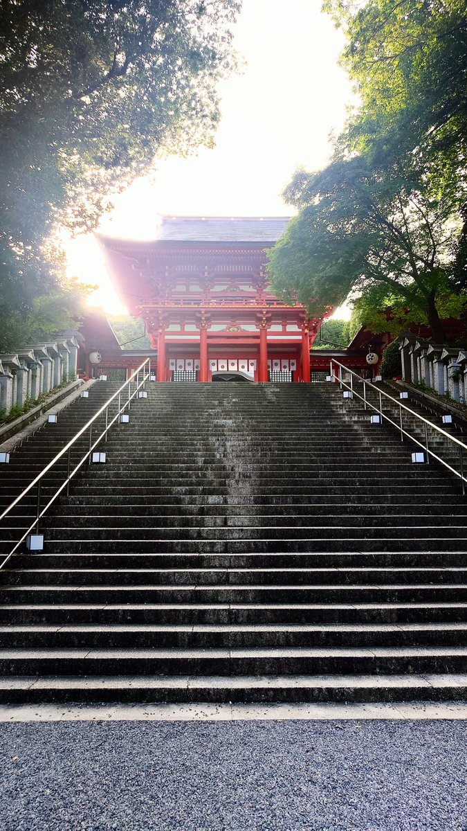mikinatea's tweet photo. ちはやの聖地近江神宮！
赤い社がめちゃくちゃかっこよかった！
御朱印もすごくないこれ切り絵なんだよ初めて見た😊😊
あとこういう線路の場所好きなんだよね

#mikina旅log https://t.co/d9sfgVjnJ2