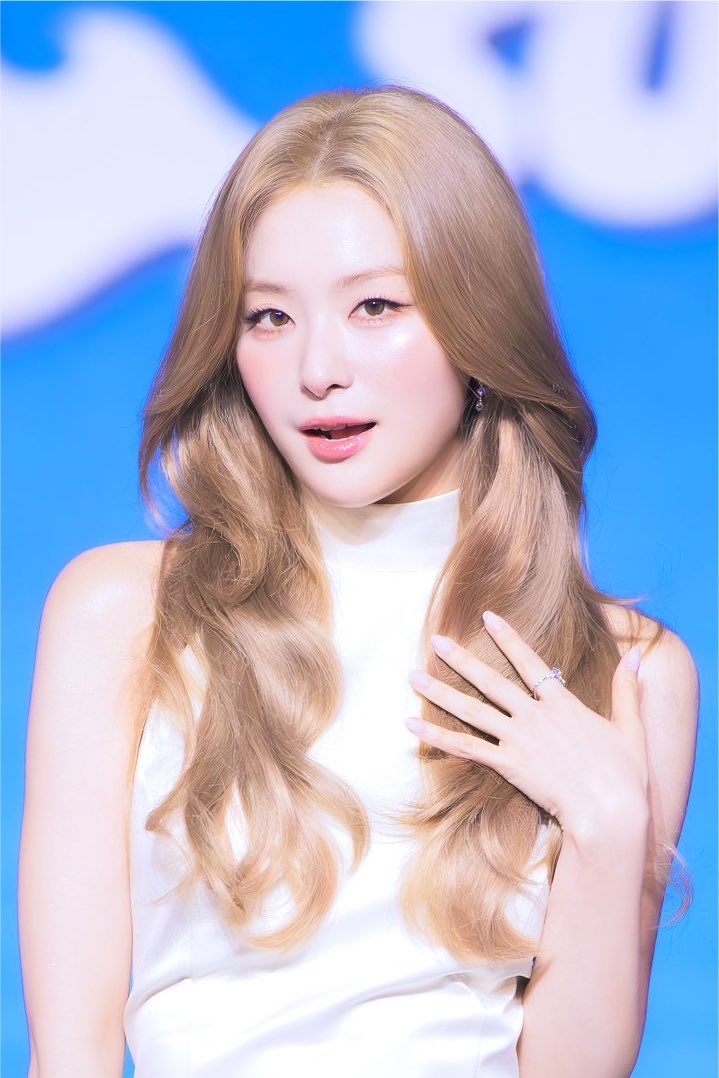 94S210's tweet photo. 오늘 왜이리 기시감이 드나 했더니..
이 사이에 4년 있는데 머리색만 바뀌고 그대로잖냐 https://t.co/tJPpSd8iD7