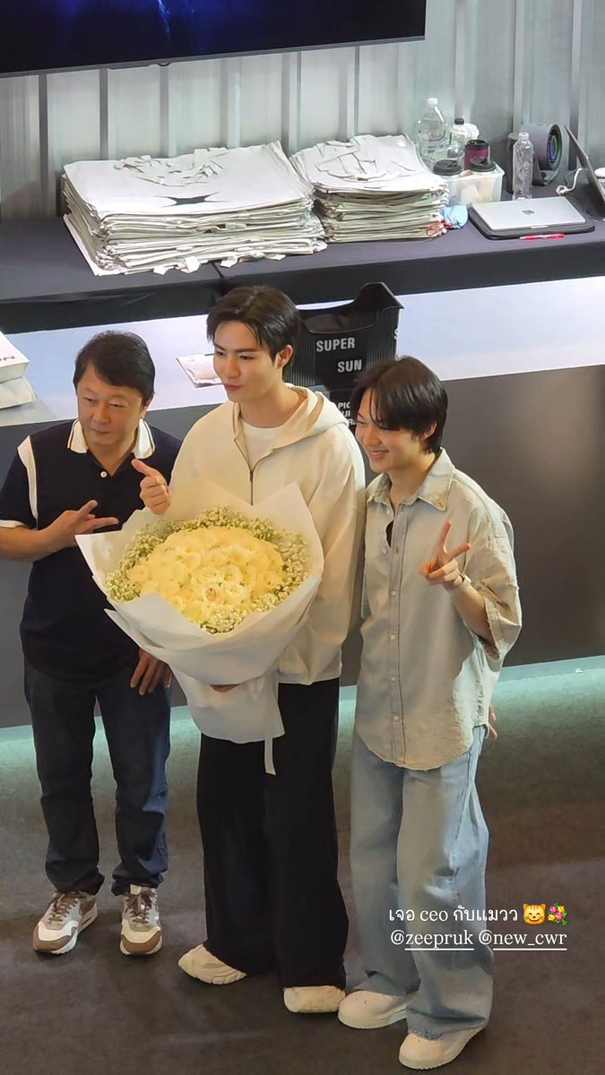 AfternoonZeeNew's tweet photo. ◜IGs : bavvbrave⌇

🗓 : 09.08.2026

เจอ CEO กับ CEO’s 💐

#SUPERSUN
#SUPERSUNPOPUP
#SUPERSUNPOPUPINBKK
#SUPERSUNxSIAMCENTER

@zee_pruk @CwrNew
꒰ #ZeeNuNew #ซนซน ꒱ https://t.co/oblVwezwpy