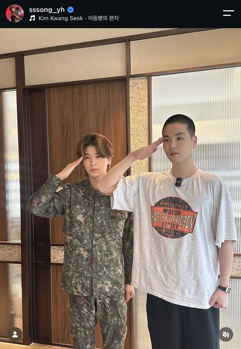 songyunhyeongTH's tweet photo. [ update 09.08.26 ] #SYHIG

ยุนฮยองโพสต์ IG โกนผมก่อนเข้ากรมให้จุนเน่ พร้อมอวยพรให้กลับมาอย่างปลอดภัยและสุขภาพแข็งแรง 

พลทหารยุนฮยองส่งไม้ต่อให้พลทหารจุนฮเวแล้ว 🪖✨

#송윤형 #SONG #YUNHYEONG #ซงยุนฮยอง https://t.co/ogop0XXO0n