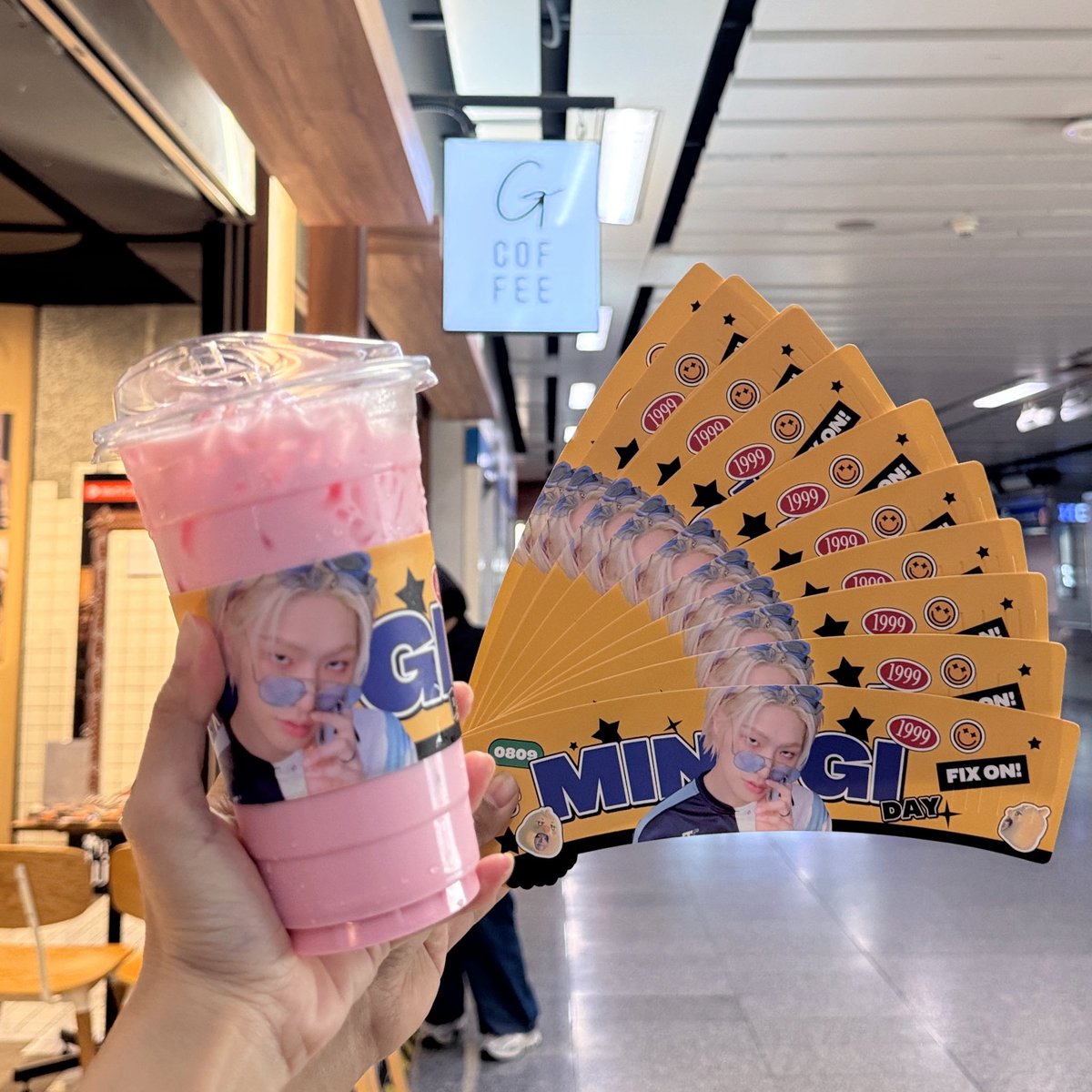 gcoffeebkk's tweet photo. 🎀 MINGI 2026 BIRTHDAY 🎀 
🐥 BABYCHICK CLUB 🐥

🥤 เพียงสั่งเครื่องดื่มเย็น ขนาด 22 ออนซ์ (Size L) รับ Cup Sleeve & Giveaway (9-15 สิงหาคม หรือจนกว่าของจะหมด) 

วิธีรับสิทธิ์
📍 หน้าร้าน : แจ้งพนักงานว่า “รับ CUP SLEEVE MINGI” ก่อนชำระเงิน

📲 𝐃𝐞𝐥𝐢𝐯𝐞𝐫𝐲 (𝐆𝐫𝐚𝐛𝐅𝐨𝐨𝐝 / 𝐋𝐈𝐍𝐄 𝐌𝐀𝐍 / 𝐒𝐡𝐨𝐩𝐞𝐞𝐅𝐨𝐨𝐝) : ระบุในช่องหมายเหตุ รับ CUP SLEEVE MINGI

📍 เจอกันที่ G Coffee
🎁 ของมีจำนวนจำกัด รีบมาก่อนหมดน้าา!

#MGbabychickclub 
#MINGI #ATEEZ 
#민기 #에이티즈 #MRT #gcoffee
