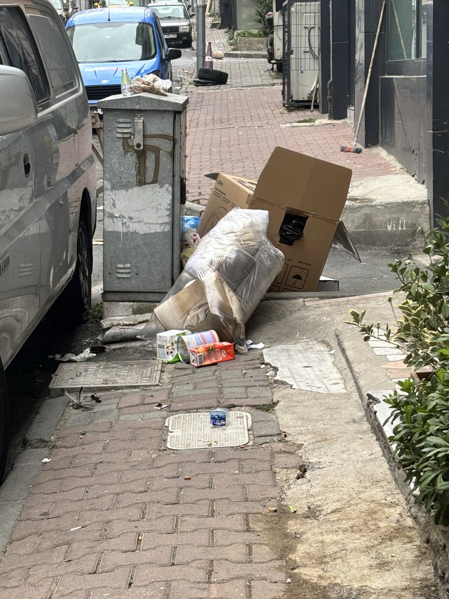 zadosss's tweet photo. Bıktık gerçekten. Şu görüntüye bakın Pazar sabahı saat 12:00. 7/24 durum bu çağlayan kanarya sokak pislik içinde çöpler artık ayaklarımıza dolanıyor. Binalara işyerlerine ceza kesin bu insanlar medeniyetsizliği anca cebinden para çıkınca düzelir. @MevlutOztekin @KagithaneBelTR https://t.co/89XvyXAHFW