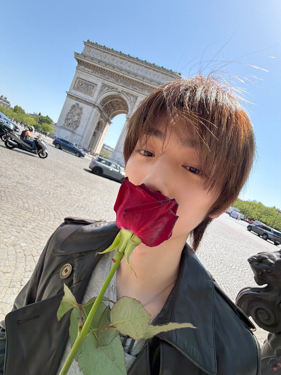 juhoontwt's tweet photo. parisian boy #juhoon https://t.co/Z6oLWJsBju