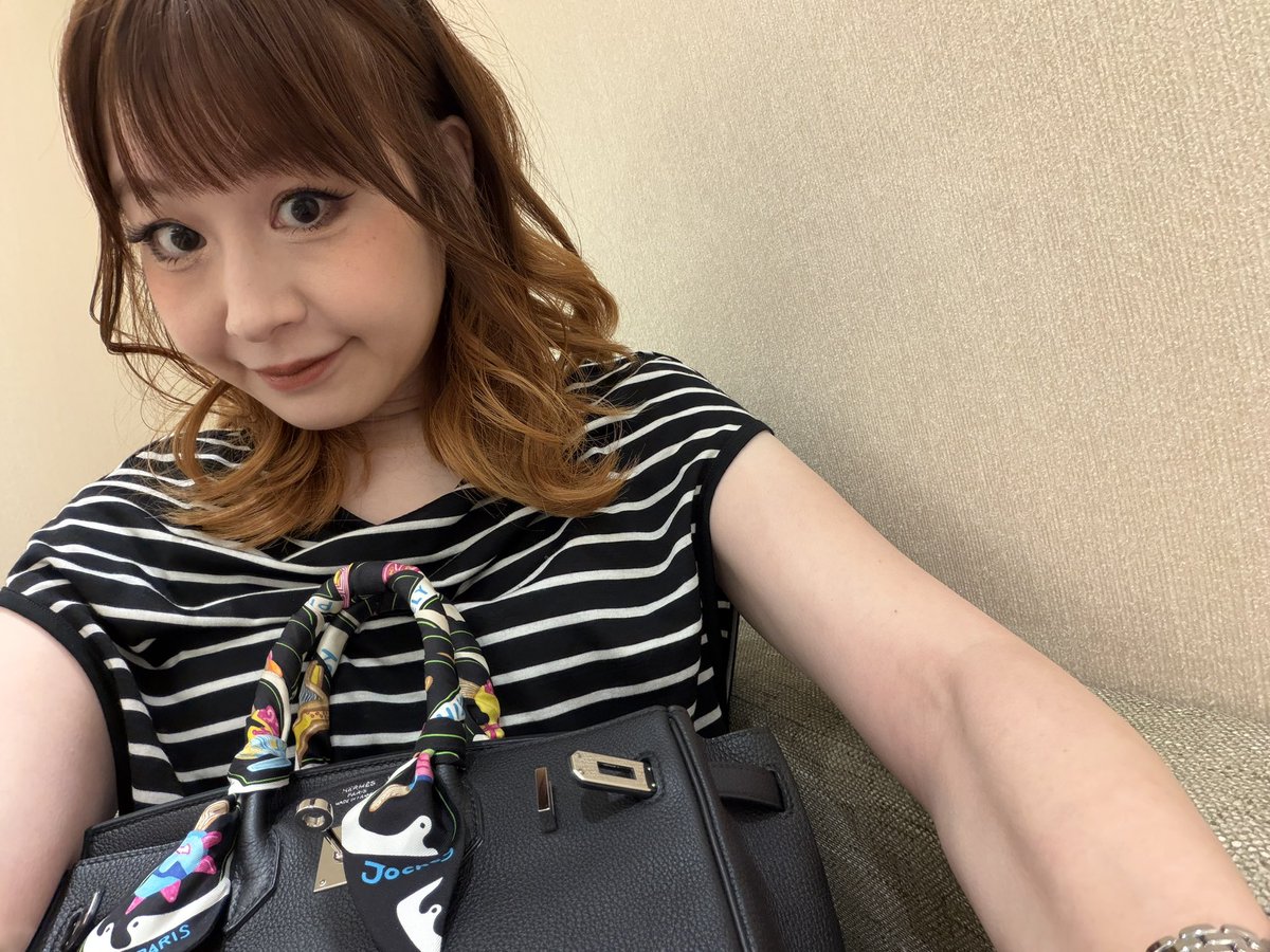 iloovepanda's tweet photo. クリスタルサロン🌟🌟🌟 https://t.co/ZR4wF4ZaoJ