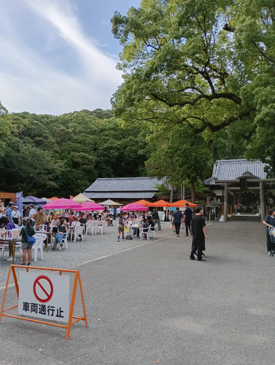 totymne's tweet photo. ただ今日和佐八幡神社境内にて16:00～20:00宮の市開催中！

一度テントに立つとなかなか投稿する間がないですw
お買い物500円ごとに「抽選券と交換する券」をお渡ししてます。本部で交換。

17:30から抽選会があって、うちからはの提供はいつものおかずですw

#美波町
#日和佐八幡神社
#宮の市
#五番館 https://t.co/89EWjulFqK