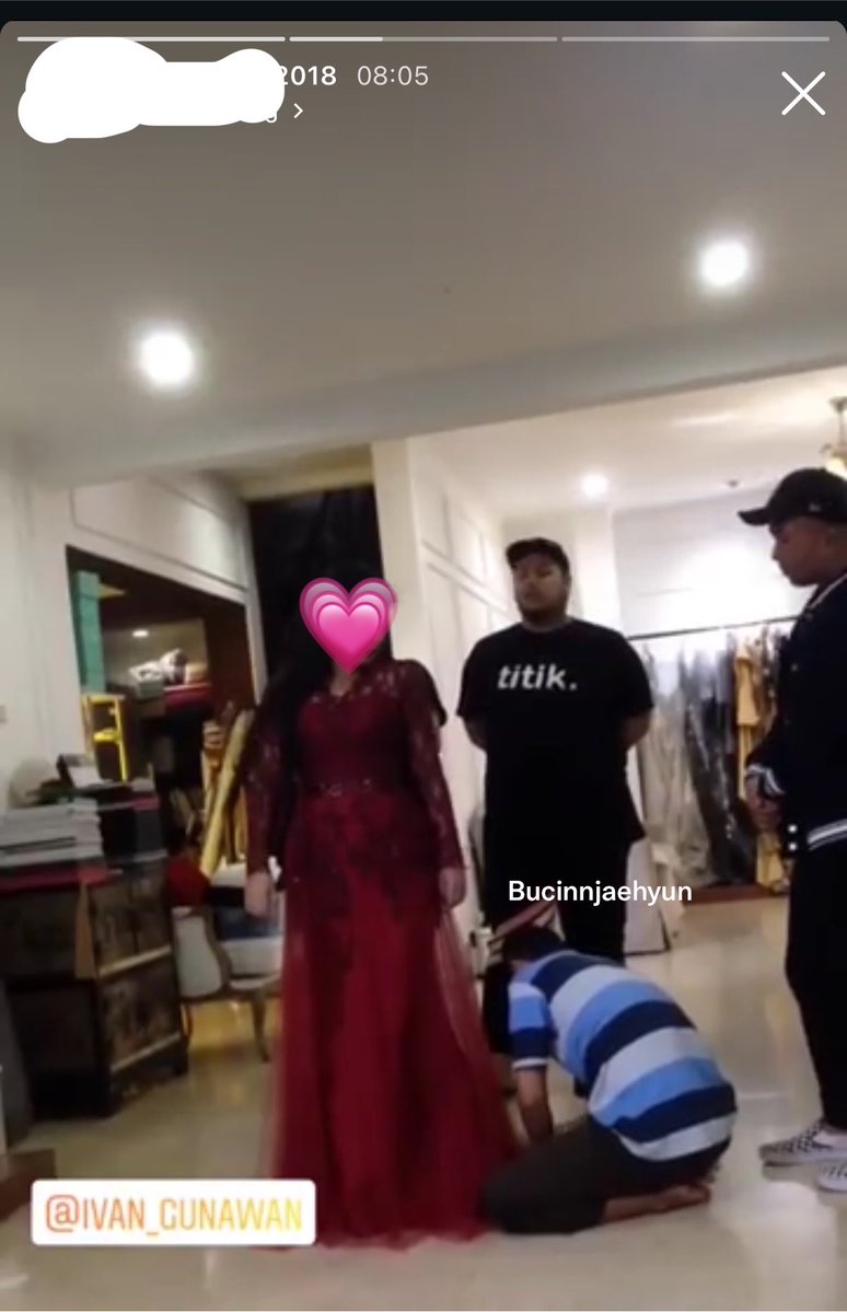 BucinnJaehyun's tweet photo. Ivan Gunawan tuh orgnya baik bgt. Aku inget dulu pernah ke butiknya cuma buat nemenin tanteku fitting, eh pulang-pulang malah bawa sandal gratis wkwk.

Awalnya tuh aku cuma nyeletuk, “baju sama sandalnya bagus2 ya,” terus beliau langsung, “Sepatu kamu ukuran berapa? Yang mana yg kamu mau? Ini km suka gak? Kalau km suka langsung bawa aja.”

Padahal sandal sama baju di butiknya tuh nggak murah, dan itu jg pertama  kalinya aku ketemu sm dia. Makanya pas tau beneran dikasih gratis aku shock 😭🙏🏻.