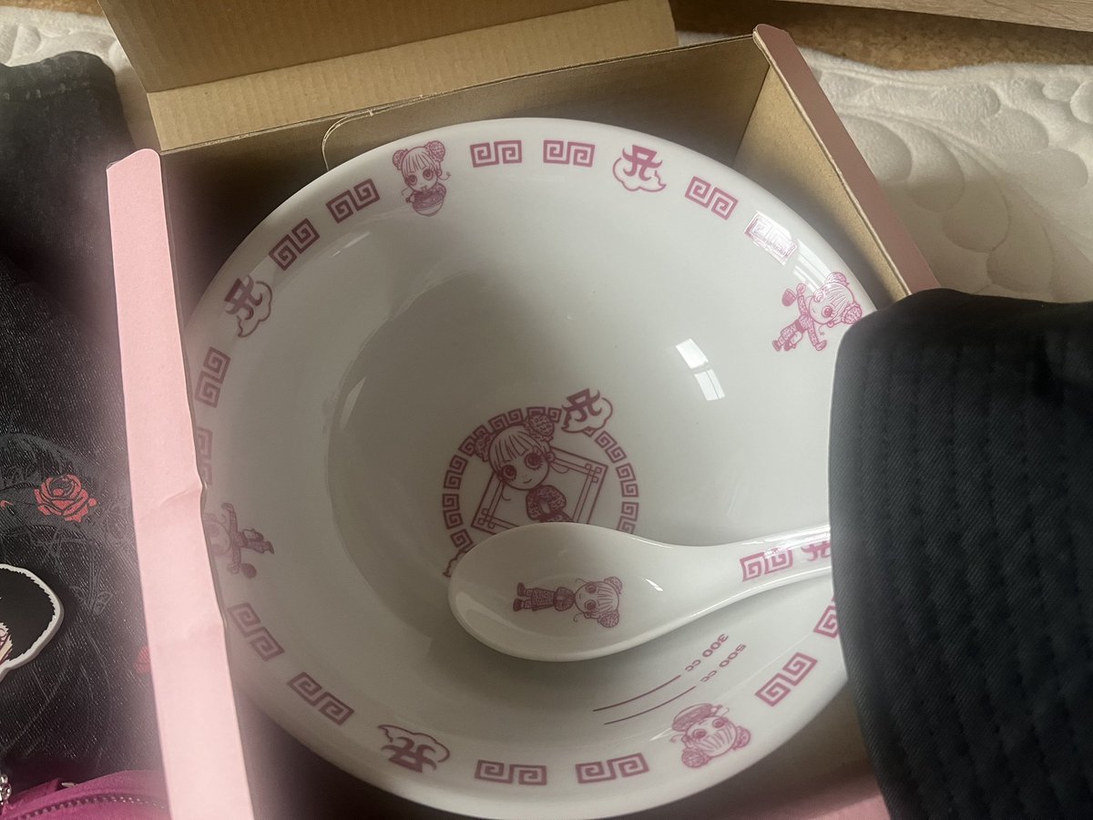 a_puxuqa's tweet photo. 丼かわいすぎた🥰この中で1番買って良かったって思ったかも🍜缶ケースはあゆぱんじゃなくて泣けた🥺Tシャツはただの黒じゃなくて色あせた黒デニムみたいな色合いだった🖤🥀かっこいい🥰 https://t.co/Et55BkszKu