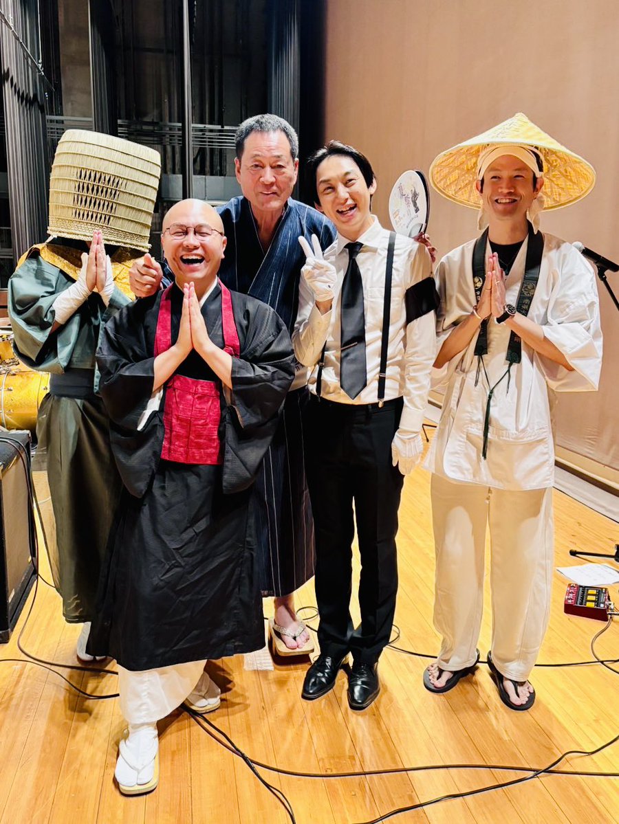 thenamuzu's tweet photo. 駒澤大学夏祭りにお越しいただいた皆様、ありがとうございました！

アンバサダーの中畑清さんが

「泣くほど笑った」

と大ウケしてくださいました😂

そして、駒澤大学さんもありがとうございました！

これからも笑いと音楽で仏教を頑張って広めていきます！

#THE南無ズ https://t.co/80yQ57ZYYC