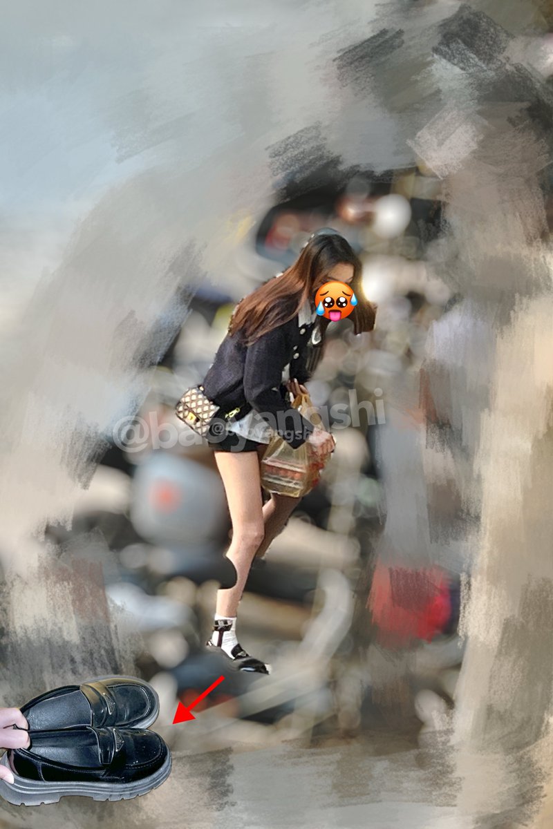 baoyangshi's tweet photo. 极品大长腿女主，蹲到她回家现脱的皮鞋，鞋内还残存热气直接暴风吸入，趁着余温爆炒骚鞋爽歪歪🥵 https://t.co/Ai0kXnqy0a