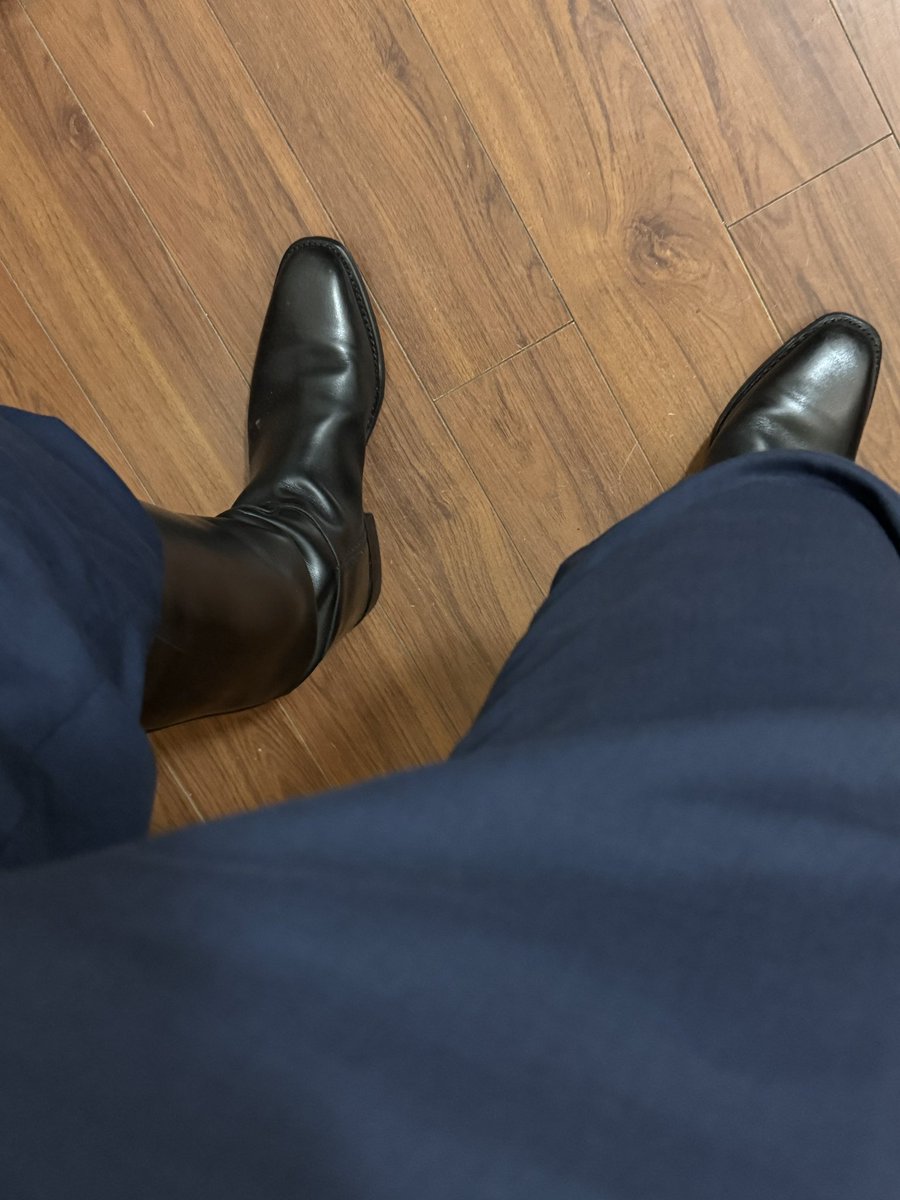 leatherboots123's tweet photo. 想给绑起来以不流精产奶威胁拔掉军官马靴 军官一直求饶 请求别废了军官屌 求饶别扒了军官马靴 
#马靴
#马靴军官 https://t.co/XxY677ZLyw