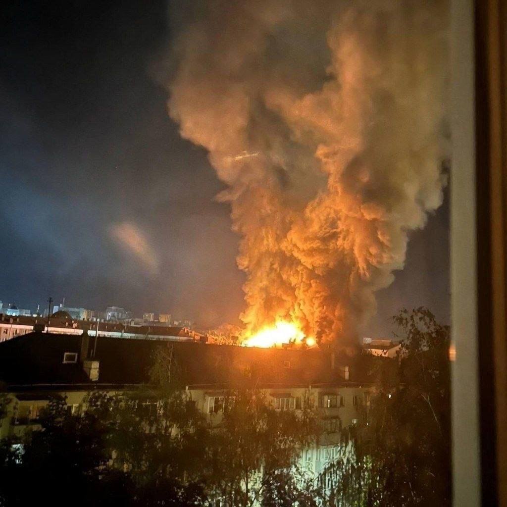 GeoLens001's tweet photo. 🇺🇦❌🇷🇺 — Ukrainian forces launched a large drone against the Russian city of Belgorod last night.

Several residential buildings were struck as a result.

#Belgorod #RussiaUkraineWar #UkraineWar #RussianRegions #DroneStrike https://t.co/XzKwF6Mrti