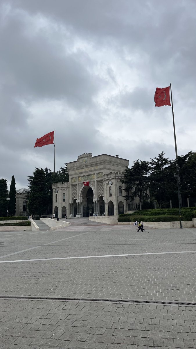 zulkufturkoglu's tweet photo. Mekan kutsaldır. Zaman geçsede biz hep aynı mekanda kalıp aynı hasreti duymaya devam edeceğiz. Mekanın kutsallığı köklerin aidiyetindendir 🧿🇹🇷 #istanbulÜniversitesi https://t.co/Tu7SJ9tdNS