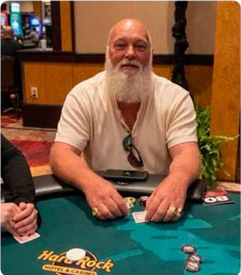 BMitraglia's tweet photo. ✍🏻 Candelara Oggi

Florida, 2023. Dave Hughes, 70 anni, decide di partecipare ad un torneo di poker per sole donne.
Nonostante le proteste, Hughes risponde di "identificarsi in una donna", motivo per cui il Casinò è costretto ad accettare la sua iscrizione.

Le altre 82 concorrenti, tutte donne, si coalizzano contro di lui ma il settantenne le batte una ad una fino a vincere il premio finale di circa 5.500 dollari.

Intervistato dopo la vittoria, ha dichiarato "adesso torno a identificarmi in un uomo"

Grazie, Maestro. Insegnami la vita.