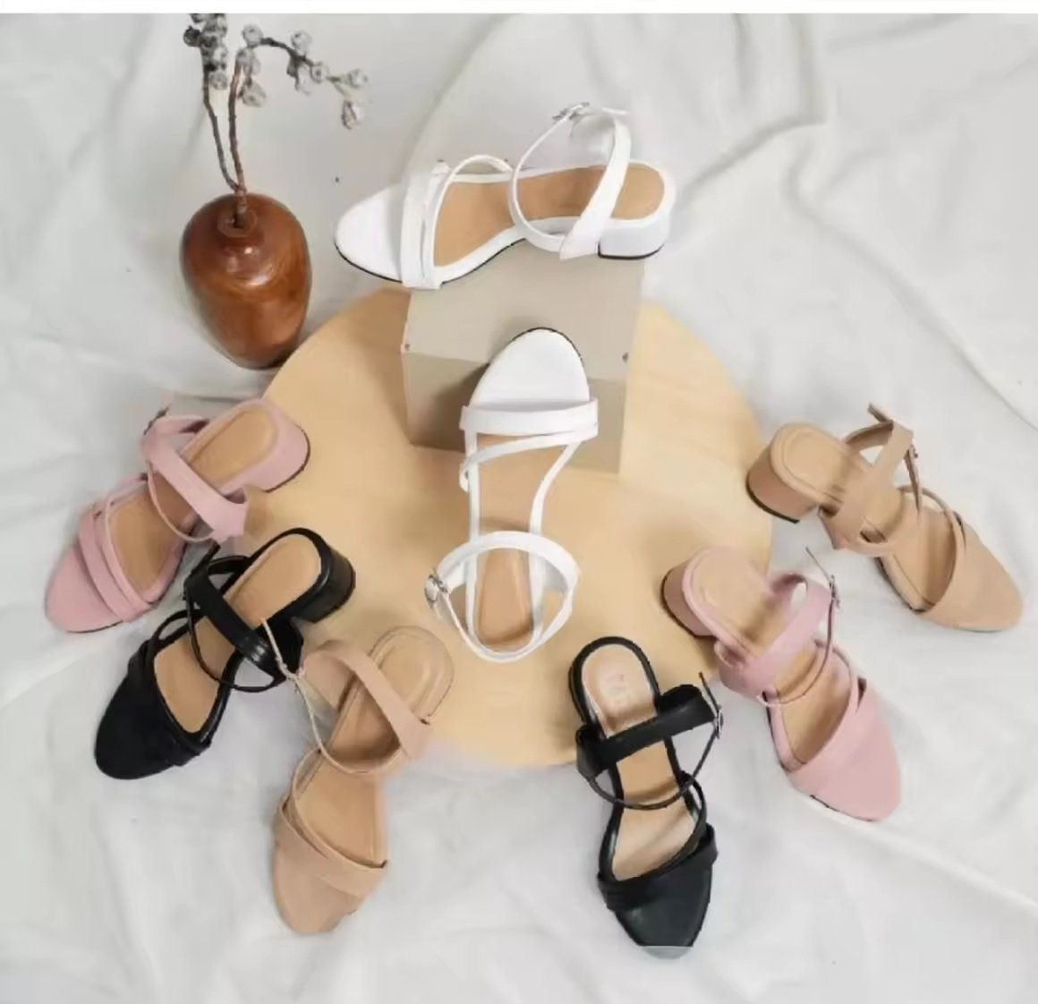 Afriani043's tweet photo. Aku nemu promo menarik di Lazada nih. Yuk coba lihat!

NEW Clarissa Heels 5cm Tali silang Gesver tali belakang D 09
Harga Produk:  Rp89.900
Harga Diskon:  Rp33.900 |
Link Reply 👇 https://t.co/zwIWricaPy

#ClarissaHeels #Kondangan #PromoLazada #Heels #Kekinian https://t.co/XyAhwXrdHw