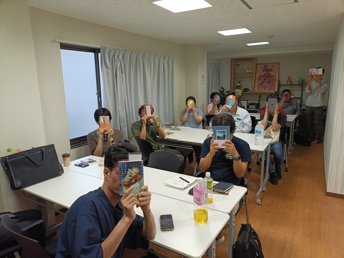 peanutcola777's tweet photo. 本日は神田にて自由紹介型の読書会を開催しました！
計13名（男性12：女性1）の方にご参加いただきました🙌
別の読書会で知り合った方と、ばったり再会しまして読書会界隈の世間の狭さを改めて感じました 笑
ディケンズの小説みたいです😄

#読書会
#読書好きな人と繋がりたい https://t.co/CWE8zegaxq