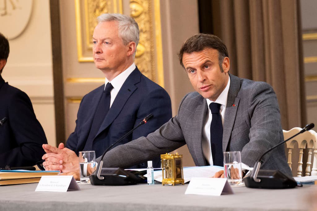 Cercle_Aristote's tweet photo. 🔴En parlant d’atteintes aux intérêts vitaux de la Nation, épisode 9 :

Délocalisation d’activités Latécoère liées à l’A400M

En 2023, le groupe français Latécoère annonce la fermeture de son site de Labège, avec le transfert en Tunisie de certaines activités de fabrication de pièces destinées notamment à l’A400M, avion de transport militaire stratégique utilisé par l’armée française. 

La décision intervient sous Macron, avec Bruno Le Maire ministre de l’Économie et Roland Lescure ministre délégué chargé de l’Industrie. 

L’État intervient alors pour éviter une faillite de Latécoère : l’actionnaire injecte 100 millions d’euros, après 450 millions déjà investis, tandis que les banques abandonnent 188 millions d’euros de créances, dont 128 millions de PGE garantis par l’État. 

En contrepartie, l’actionnaire s’engage à maintenir l’ancrage français et les emplois, mais le transfert des activités A400M vers la Tunisie illustre une perte de capacité industrielle sur le territoire national dans la chaîne de production d’un équipement militaire stratégique.