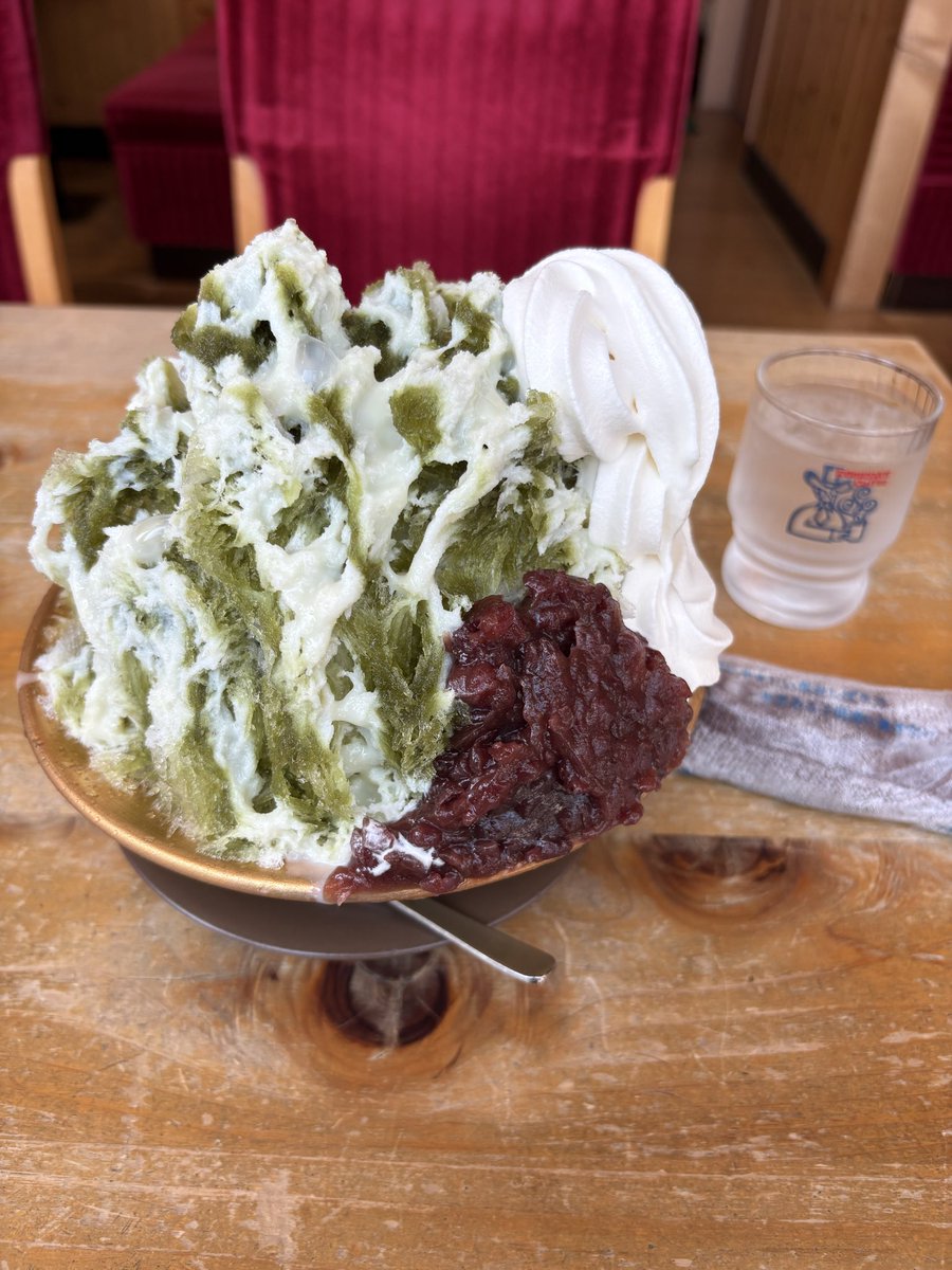 yatogarupan's tweet photo. コメダで抹茶小豆練乳ソフトクリームかき氷普通サイズだ！ https://t.co/zJ4fstSUcD