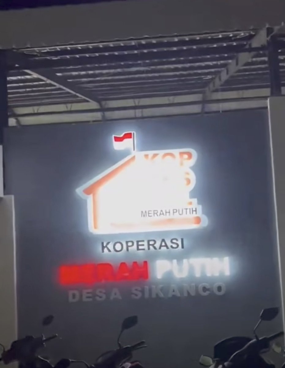 MiskinTV_'s tweet photo. KDMP Desa Sikanco, Cilacap, nampak ramai pengunjung, namun ternyata bukan untuk berbelanja melainkan gedungnya dipakai untuk pertandingan badminton.  😅

Harusnya, daripada bikin koperasi mending dananya untuk bangun gedung serbaguna aja, bisa buat olahraga ataupun hajatan. https://t.co/aeJ7xmRBe3