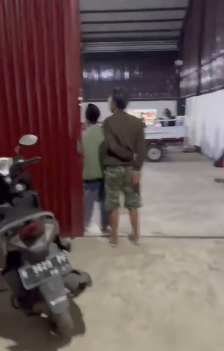 MiskinTV_'s tweet photo. KDMP Desa Sikanco, Cilacap, nampak ramai pengunjung, namun ternyata bukan untuk berbelanja melainkan gedungnya dipakai untuk pertandingan badminton.  😅

Harusnya, daripada bikin koperasi mending dananya untuk bangun gedung serbaguna aja, bisa buat olahraga ataupun hajatan. https://t.co/aeJ7xmRBe3