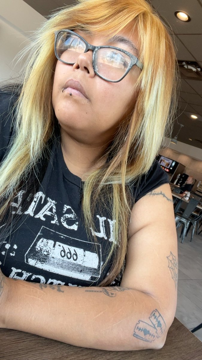 corpesofangels's tweet photo. Bleach &amp; no makeup today!! #native #myvibes #gothic #goth #arizona #singleforlife #lesbian #bisexual #lgbt #emos #emoforlife https://t.co/mfRQbJIgSr
