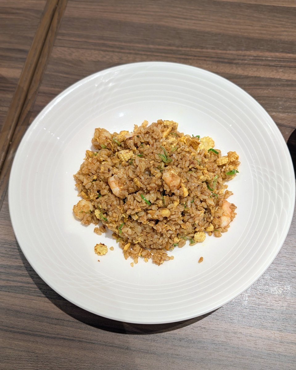 closs33's tweet photo. 海老と貝柱のスパイシー炒飯、カレー風味
カレー炒飯好きとしては頼んでおかないと。贅沢に使われた海老と貝柱のシーフードのおダシがメチャ出てる！こりゃウマいわ。 https://t.co/3zNr6qZaBD