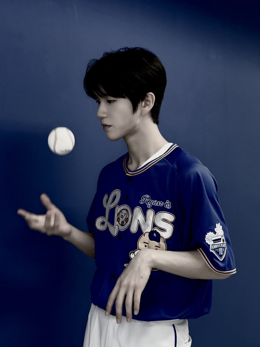jaedhee's tweet photo. A quick picture in the back before the first pitch with the Lions. Just taking a moment to enjoy the day, get in the mood, and then it is time to step out there and do my part. Looking good before the game starts never hurts. https://t.co/xSsXnm0pgb