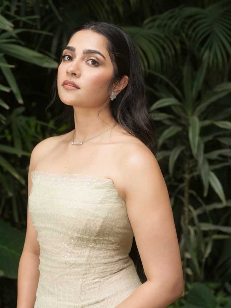 MoviesUpdatez's tweet photo. #RukminiVasanth for #Toxic Trailer launch https://t.co/mNwQUb6OuH