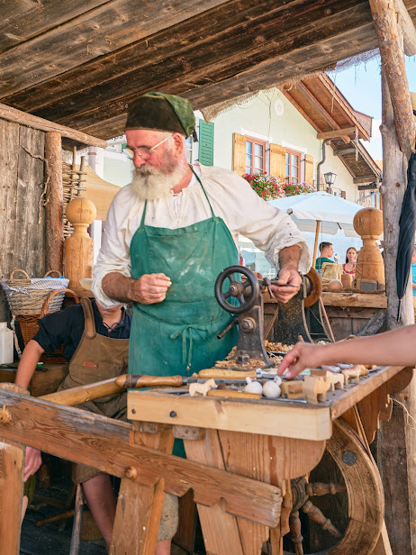munichandco's tweet photo. Le blog de Luc-Henri Roger: Mit der Kamera über den Bozner Markt — 22 Fotos https://t.co/PgmWbiwax8 #Bayern #Mittenwald #BoznerMarkt https://t.co/rx4RPtUJts