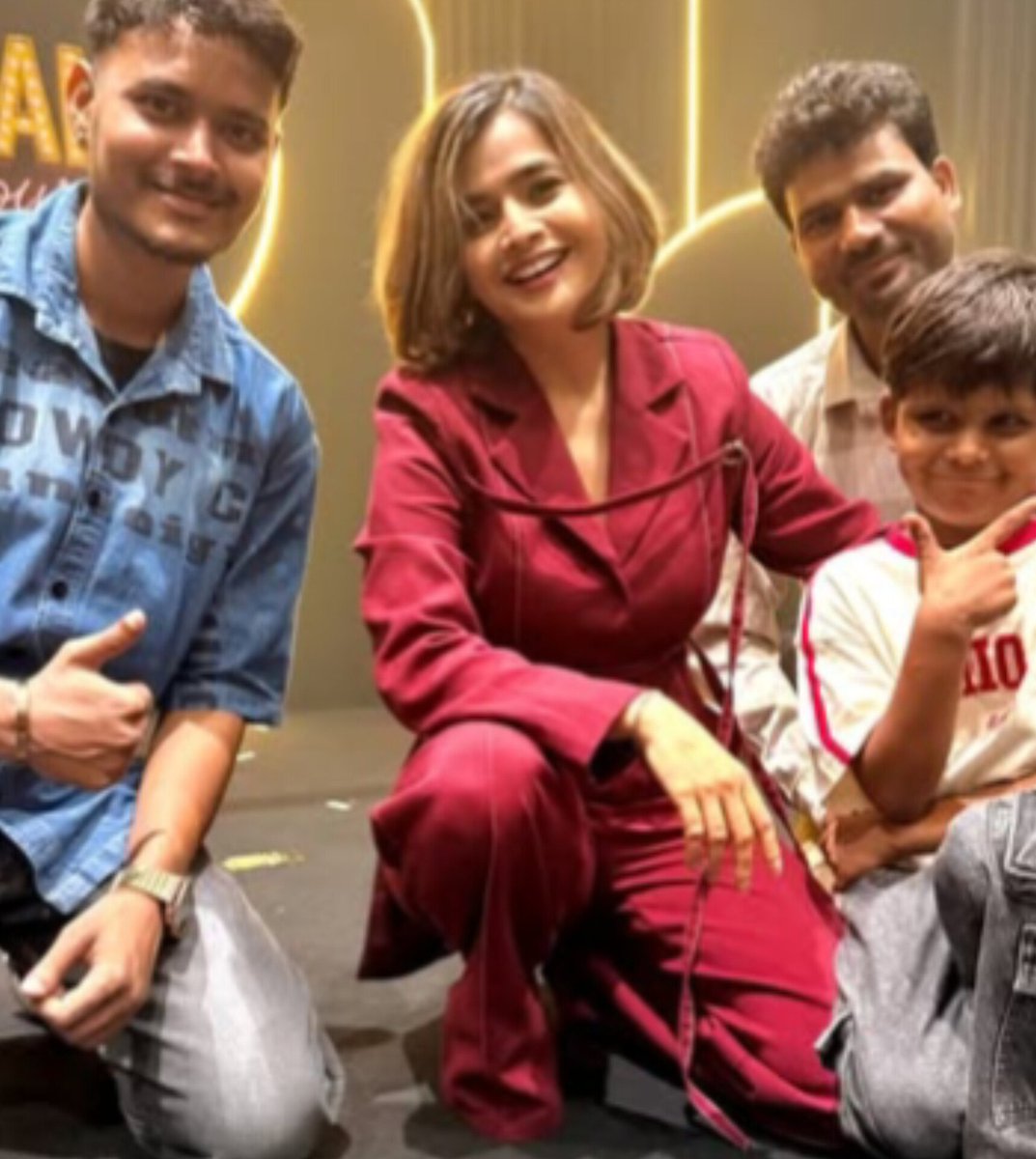 apna123neeraj's tweet photo. साहिल की जिंदगी सोशल मीडिया ने कैसे बदल दी
नैनीताल की सड़को पर छोटा-मोटा जादू दिखाता था साहिल 8 साल का लड़का है

राज गुप्ता ने उनका वीडियो बना लिया और सोशल मीडिया पर अपलोड कर दिया 122M लोगों ने देखा 

यहां तक कि महिंद्रा ग्रुप के मलिक आनंद महिंद्रा जी ने भी उनकी मदद के लिए कहा था 

साहिल का वीडियो मैजिसियन सुहानी साहू ने देखा और उन्हें अपने शो में बुलाया 

साहिल ने ऐसा जादू दिखाया उधर बैठे और देख रहे लोग दंग रह गए  
रफ़्तार साहब भी हंसी ना रोक पाए एक सिक्का कान से निकाला दूसरा सिक्का रफ़्तार साहब की दुकान से