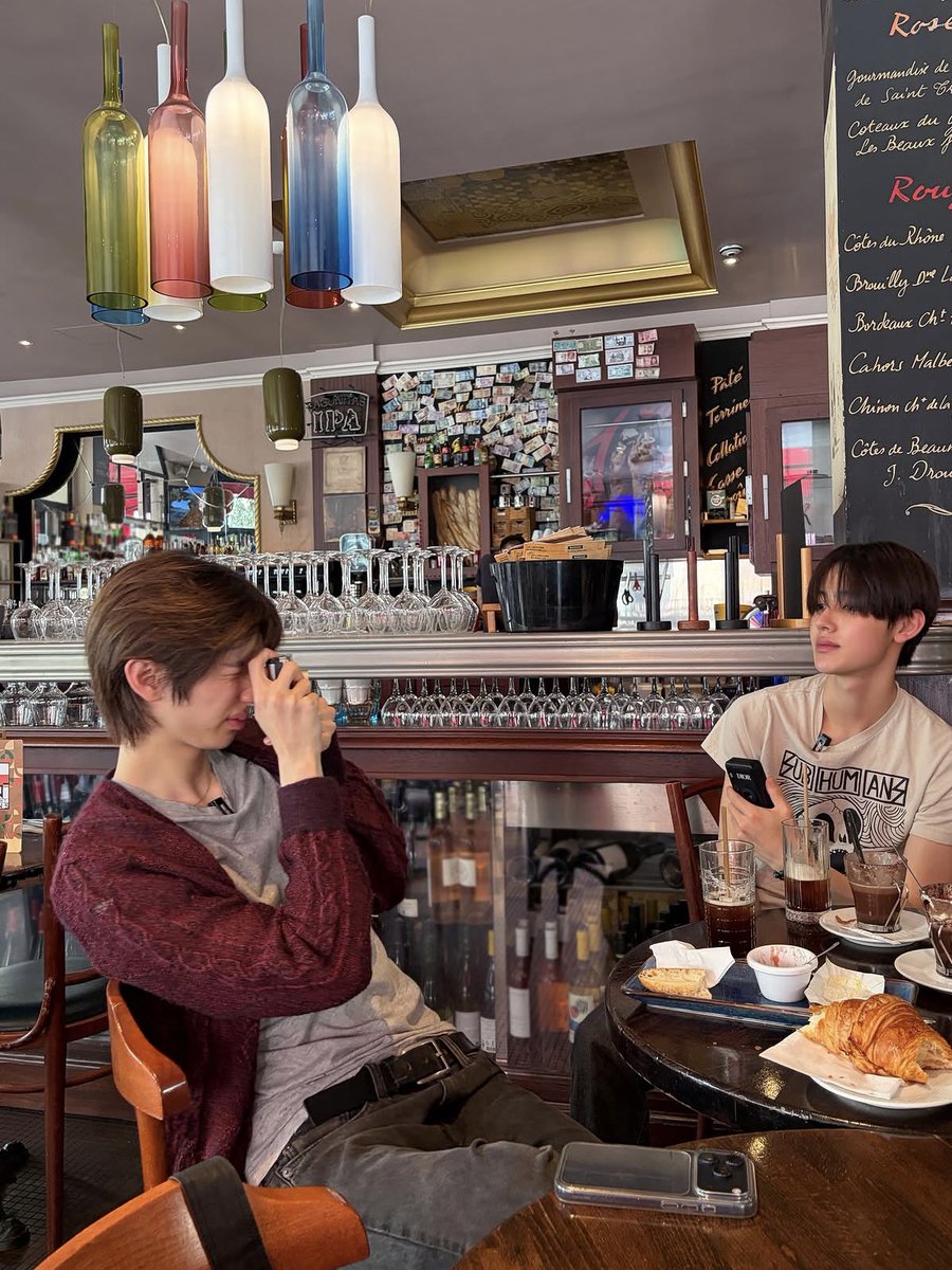 jjucider's tweet photo. wassup with eomjju in paris my babies 😭 https://t.co/x6OtCVSEvp