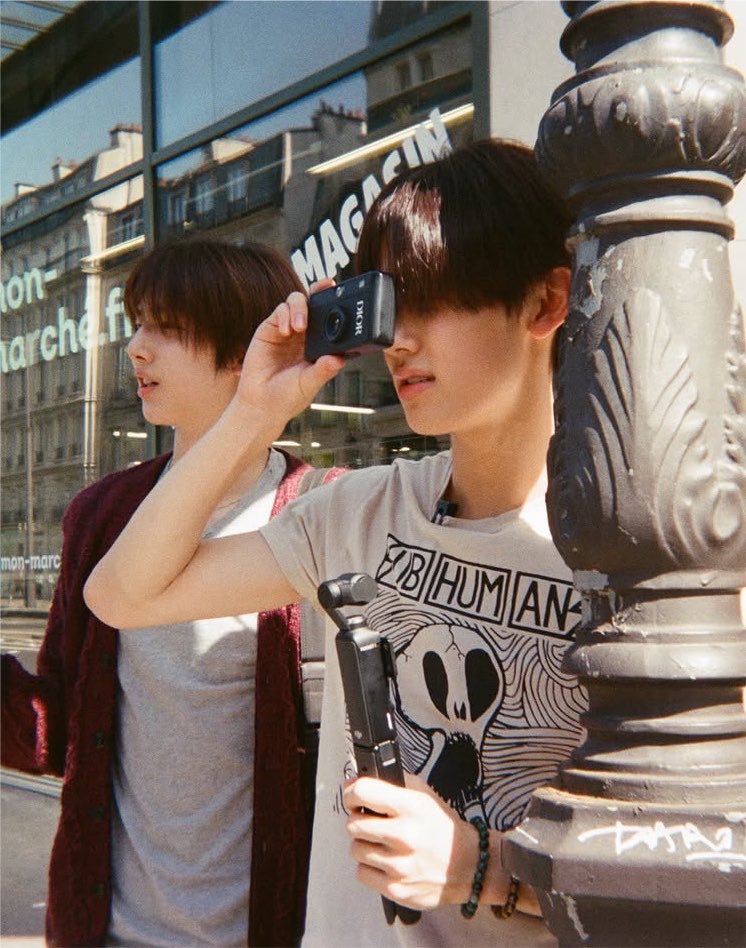 jjucider's tweet photo. wassup with eomjju in paris my babies 😭 https://t.co/x6OtCVSEvp