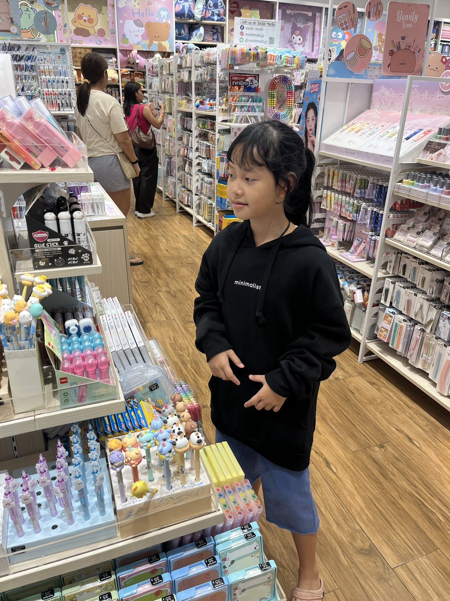 BREEZE_EXCEL's tweet photo. นั่งรอคุณช้อปยาวไป เดินวนแล้ววนอีก https://t.co/R3eabJ16c2