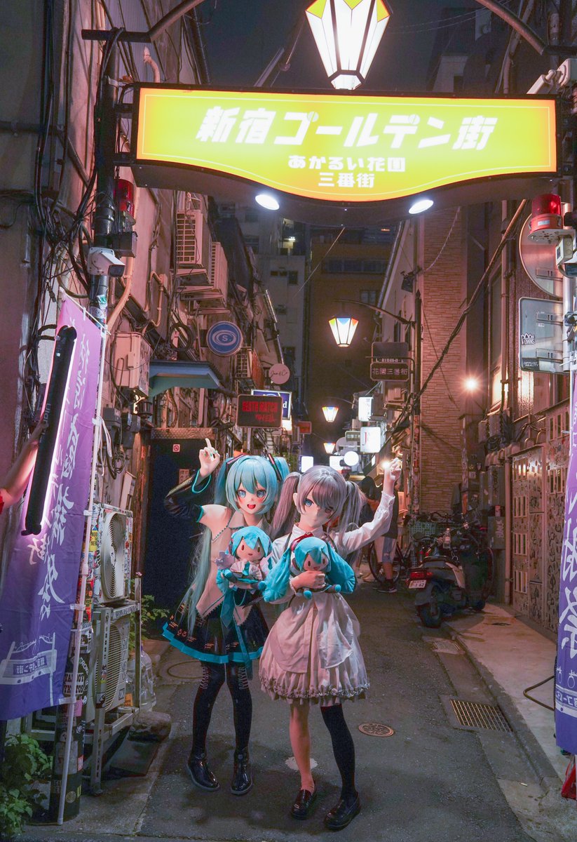 yukine_hkkig's tweet photo. Shooting on the streets of Shinjuku on our last day in Japan🇯🇵

🩵: @syamn_kig @DARKSTUDIOHK @yukine_hkkig 
📷: @plaster @mofphotos 
Thank you so much to the photographer and helper who went out on the shoot with us that day,Special thanks to Shinjuku Police Station for permission to film here, and for the awesome sake glass they gifted us!
#着ぐるみ #初音ミク #新宿