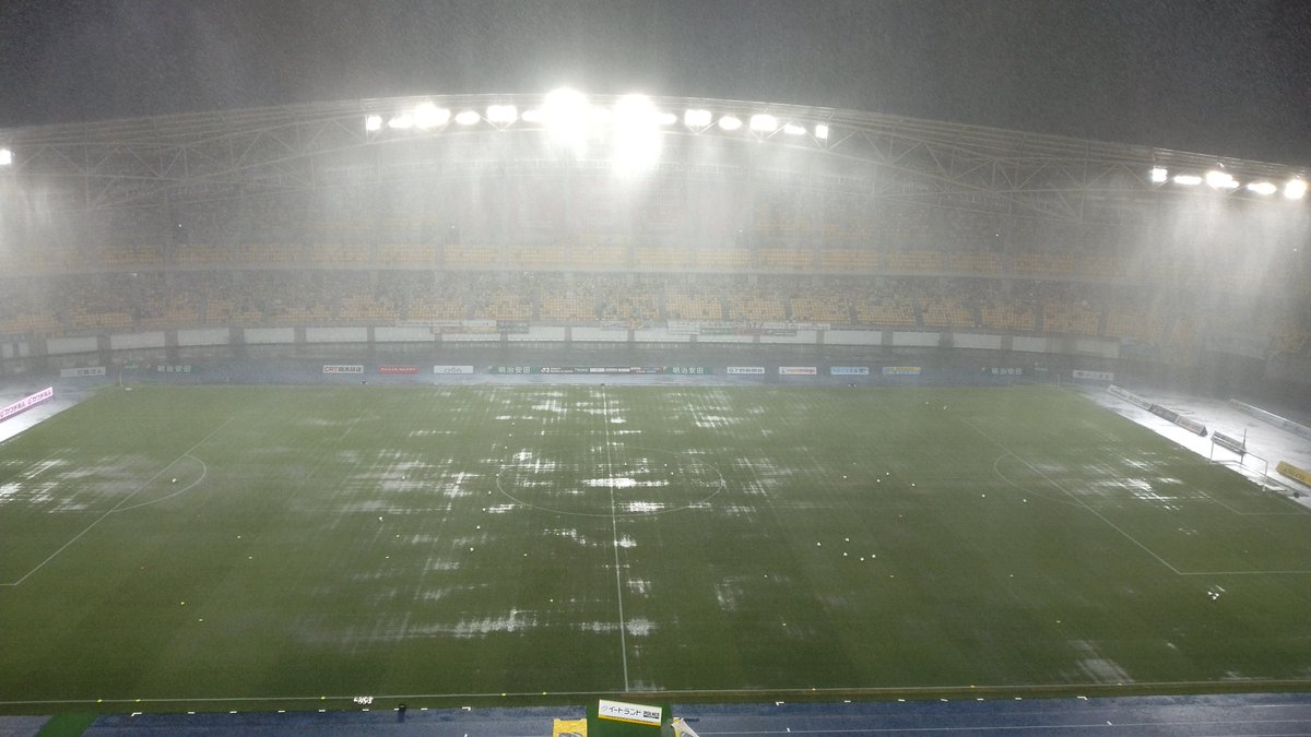 shinodakazuyuki's tweet photo. 【栃木SC×金沢　試合開始見合わせ】
カンセキスタジアムは激しい雷雨となっています。このため試合開始を19:30に変更すると発表がありました。

DAZNおよびとちぎテレビではいったん定刻より中継を開始します。 https://t.co/GvAO1lPROz
