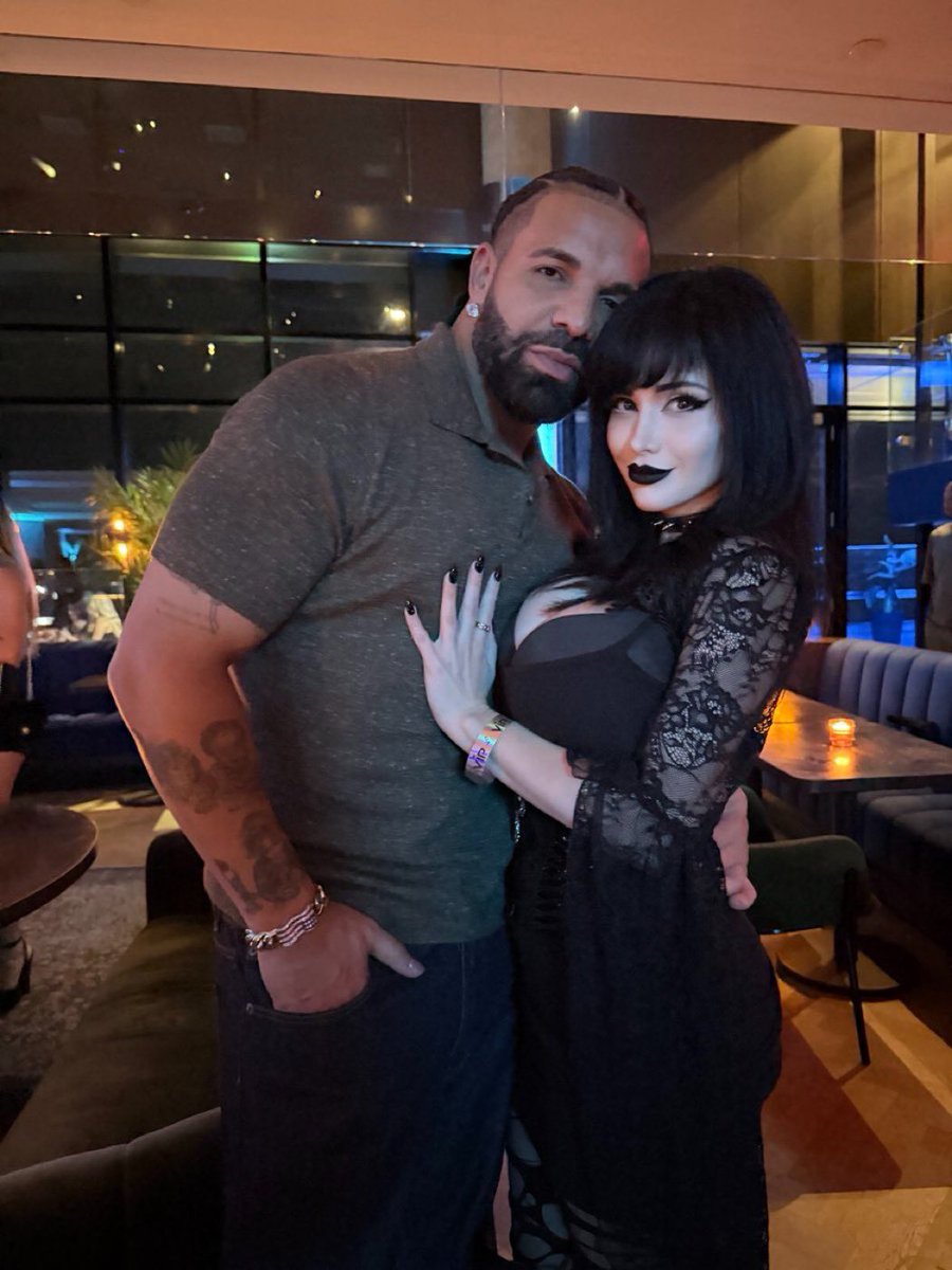 skyyreturns's tweet photo. Drake and the goth baddie 😭😭 https://t.co/a0Rhgh1tvb