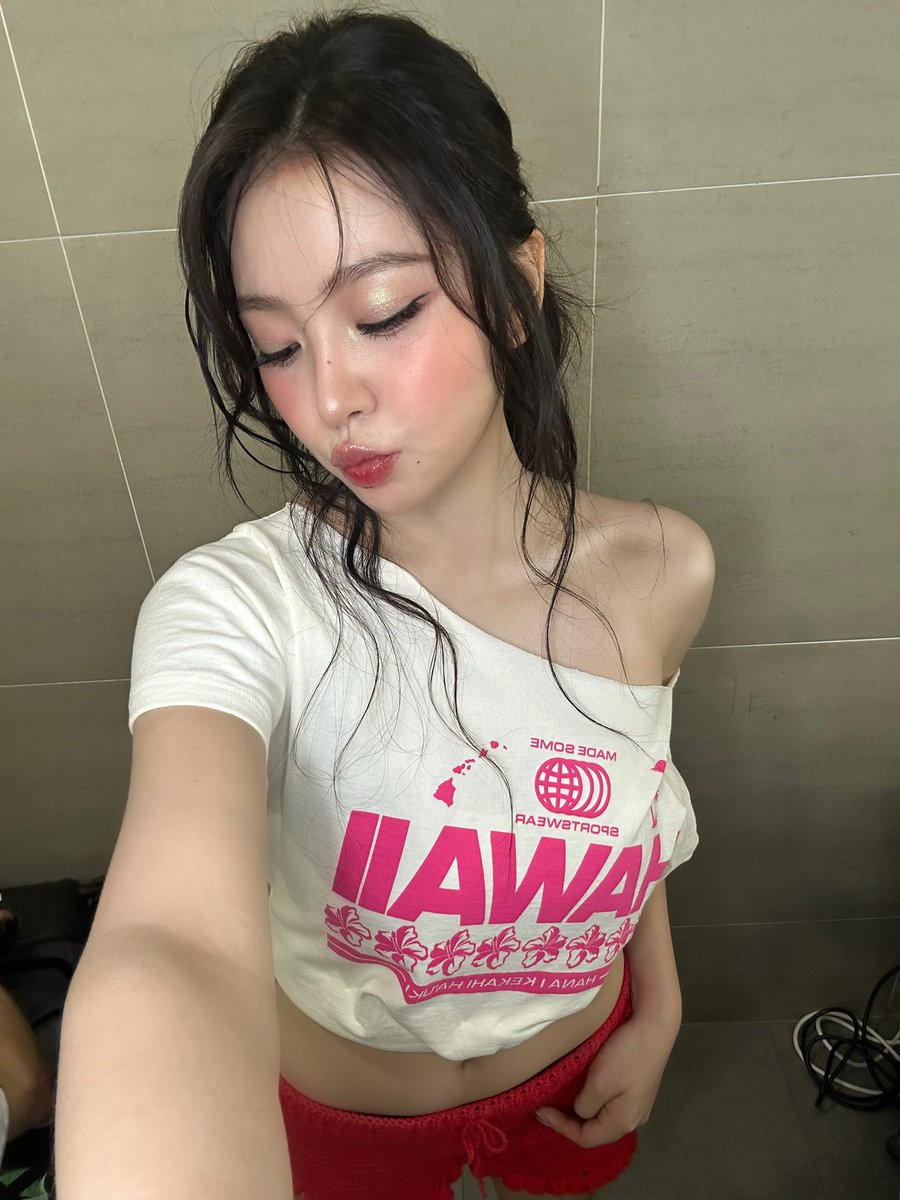 KIMYERIM_INTL's tweet photo. [IG] 260809 KIM YERIM (yerimiese) Instagram update

“🏄🏻‍♀️🌺🌺🌴”

♫ Red Velvet • Hawaii

https://t.co/EIApPtkJaw
#김예림 #KIMYERIM #예리 #YERI https://t.co/xs4IRNV6FV