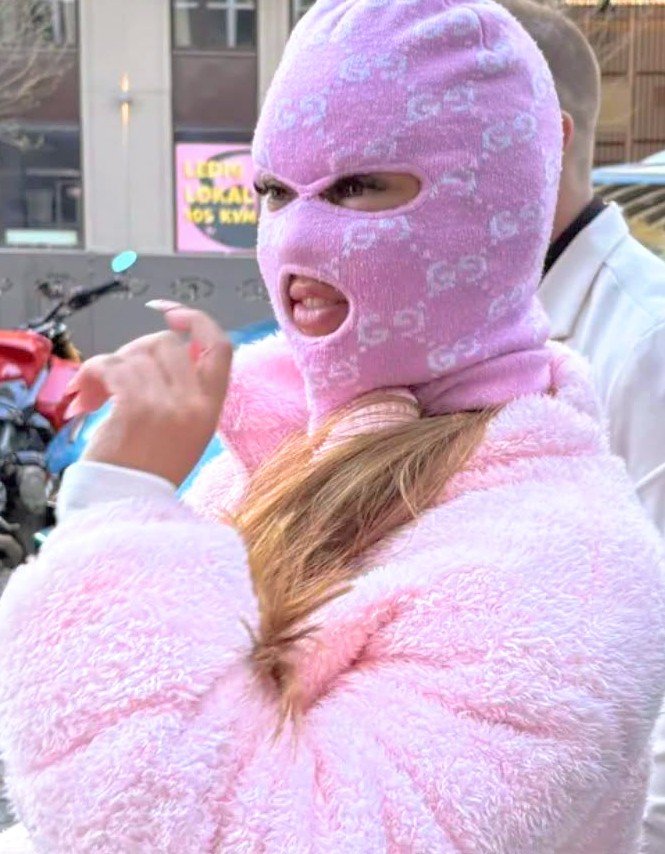 AdonGerdes's tweet photo. Vänstern gör verkligt kvinnoförtryck till politisk rekvisita för att sparka på SD.

Fröken Snusk bär en FRIVILLIG scenmask. Kvinnor i Iran riskerar straff och död för rätten att slippa tvångstäckas.

Att jämföra det är inte satir.

Det är cynism.

#SD #Iran https://t.co/C3D4LBbdmo
