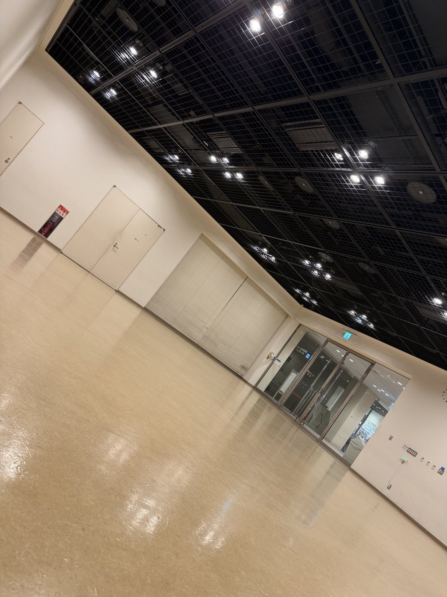 takasymphony's tweet photo. 天辺塔CAMP

4日間のWS、無事終了いたしました！

最終日の今日は成果発表もあり、バタバタでしたが、素敵な発表会となりました。

今回このような機会を与えてもらい、僕自身考える事も多くとても有難い機会でした。

参加者のみんな、ありがとう！
また会いましょう！

#天辺塔
#舞台
#演劇
#ダンス https://t.co/PYyO4ePAe8