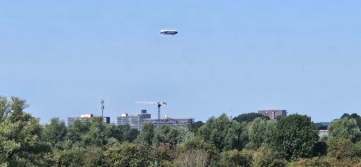 devette's tweet photo. #zeppelin boven #velp. Kleiner dan verwacht. Maar toch 75 meter lang blijkbaar https://t.co/sqVRQ0uF1i
