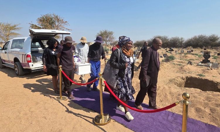 TheNamibian's tweet photo. A girl who died of severe malnutrition at Okahandja last month was finally laid to rest yesterday.
https://t.co/7k3toKxCkQ https://t.co/KW2hlPoTUA